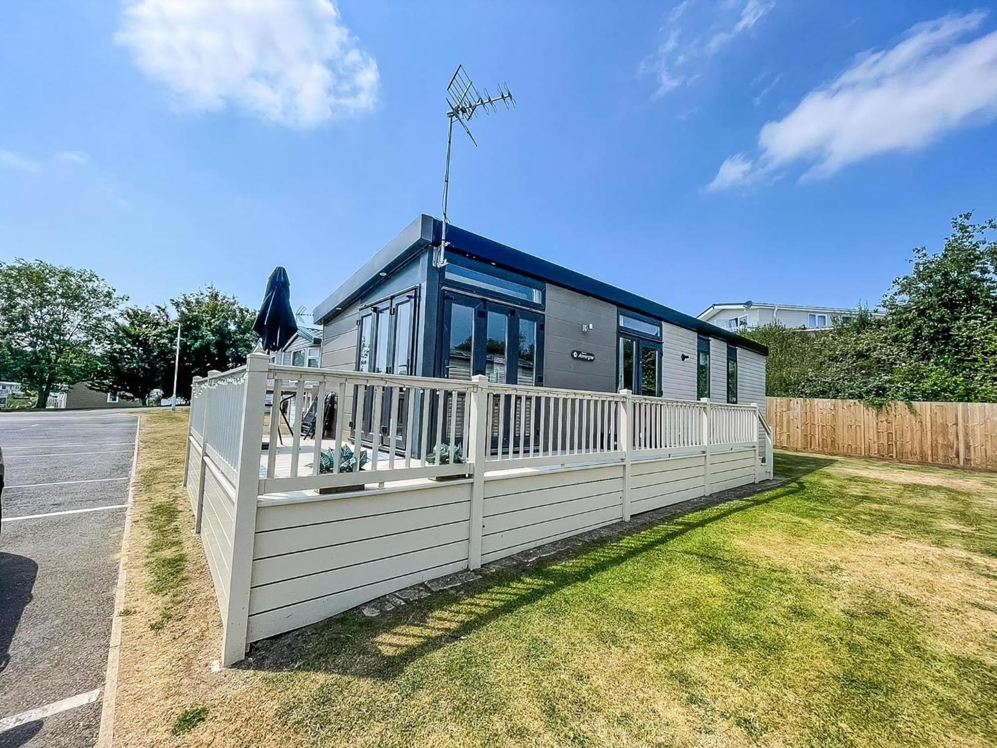 Beautiful Caravan With Decking At Oaklands Holidaypark Ref 39006Bg Clacton-on-Sea Εξωτερικό φωτογραφία